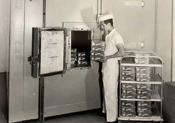 old-photo-turris-employee-loading-freezer